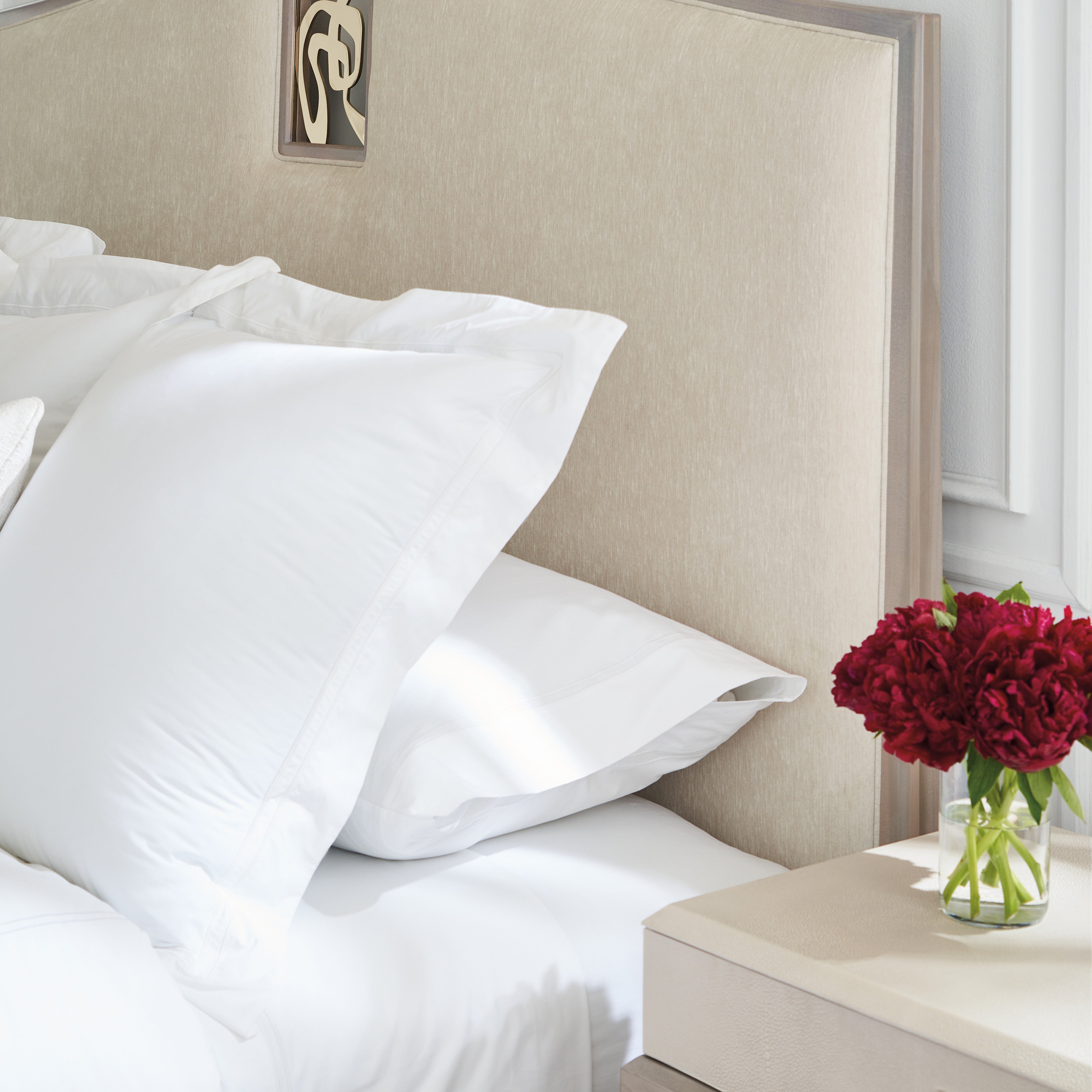 detail of Crescendo Uph King Bed