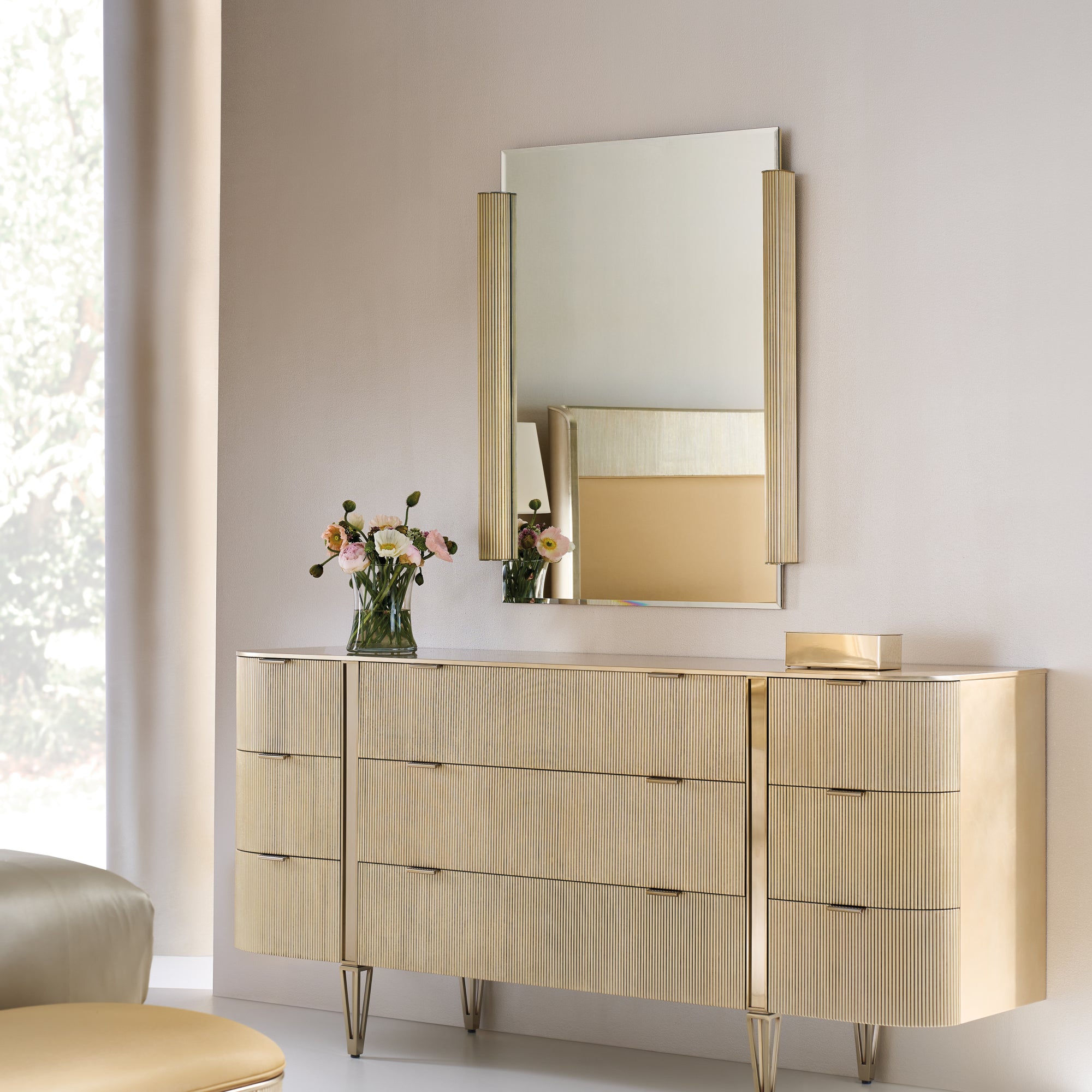 Love To Look! in room - angle 1