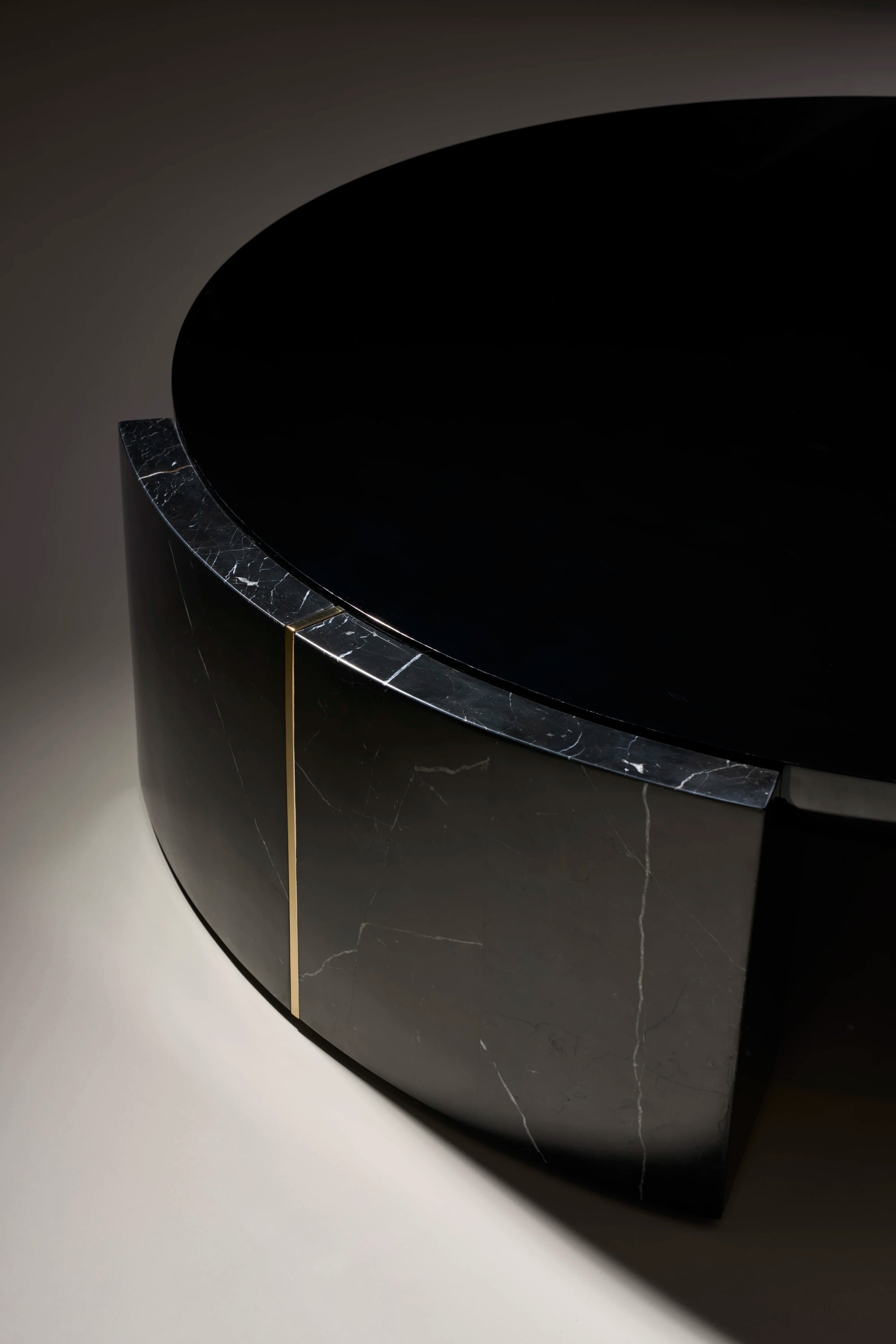 Overlap Round Cocktail Table Dark - detail 2.0