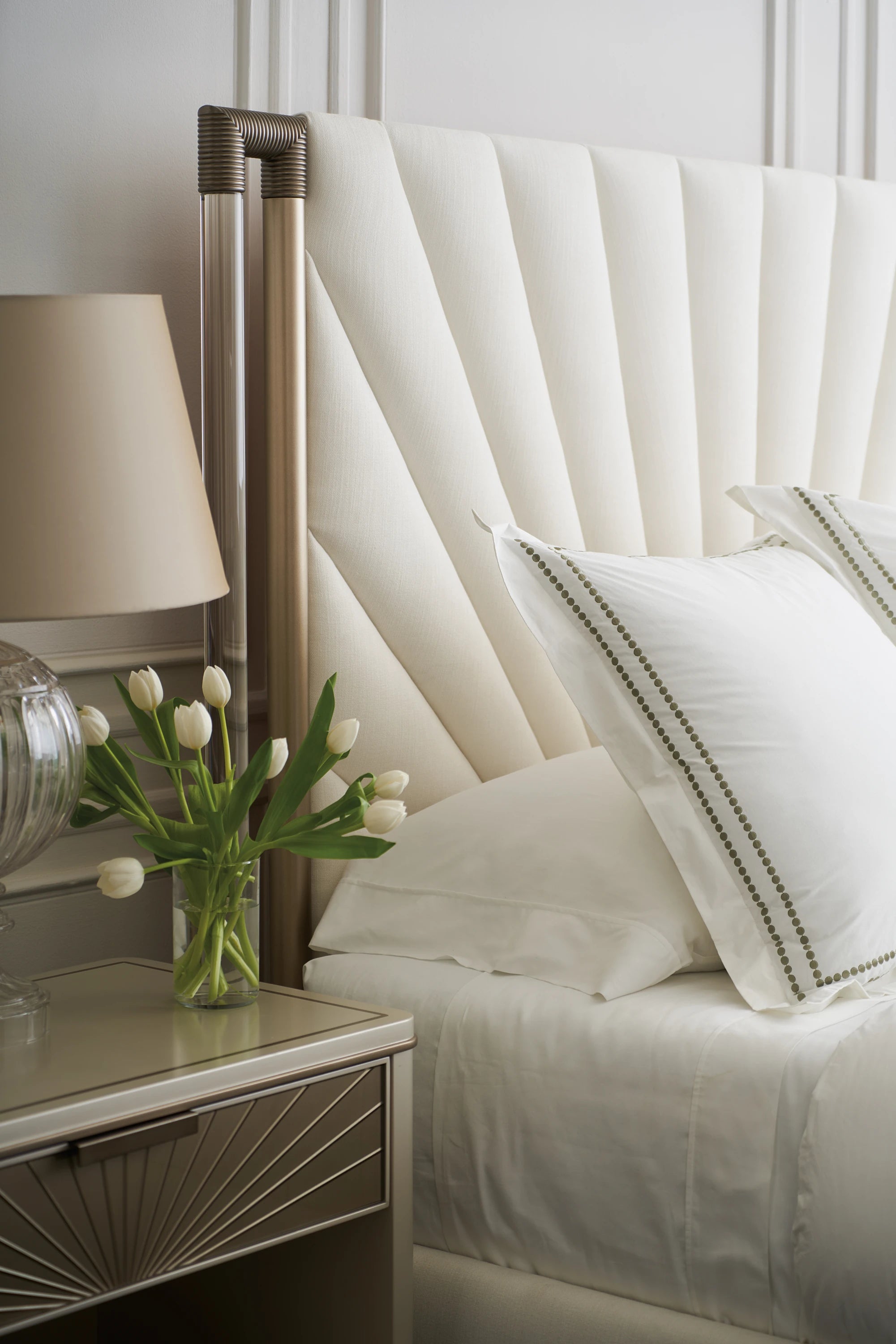 Valentina Uph Queen Bed - detail 2.0