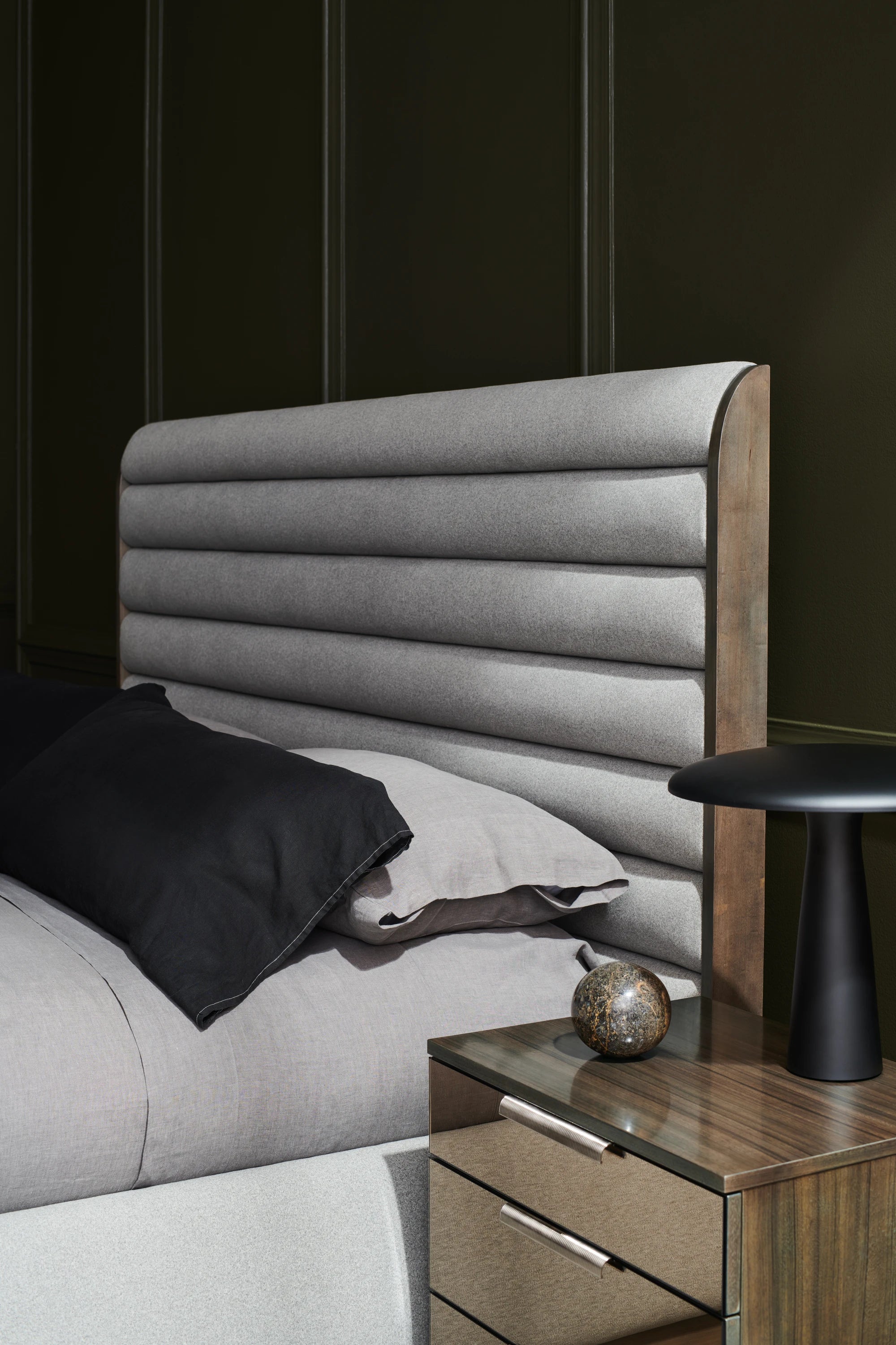 La Moda Uph Panel Bed - King - detail 2.0