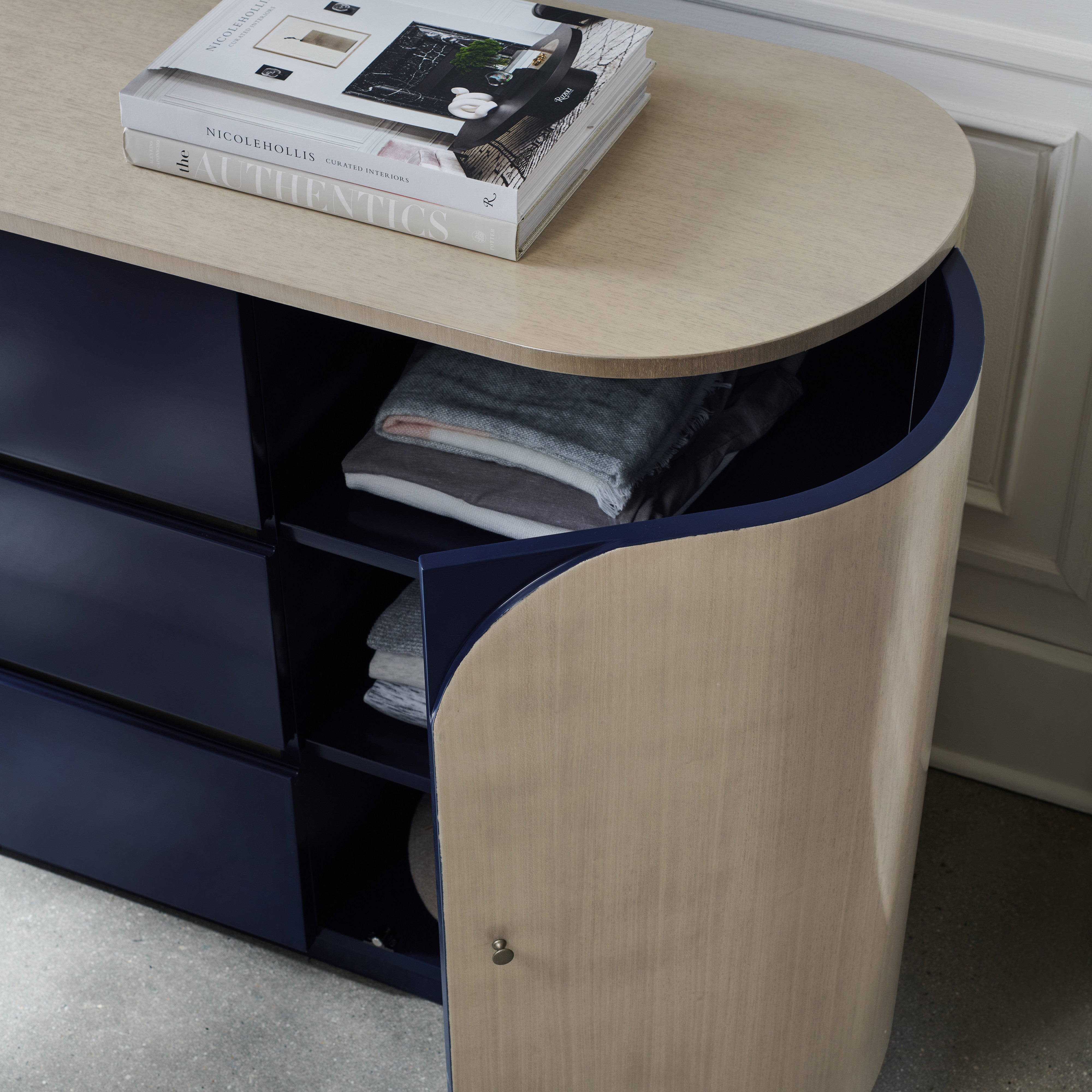 detail of Da Vita Dresser