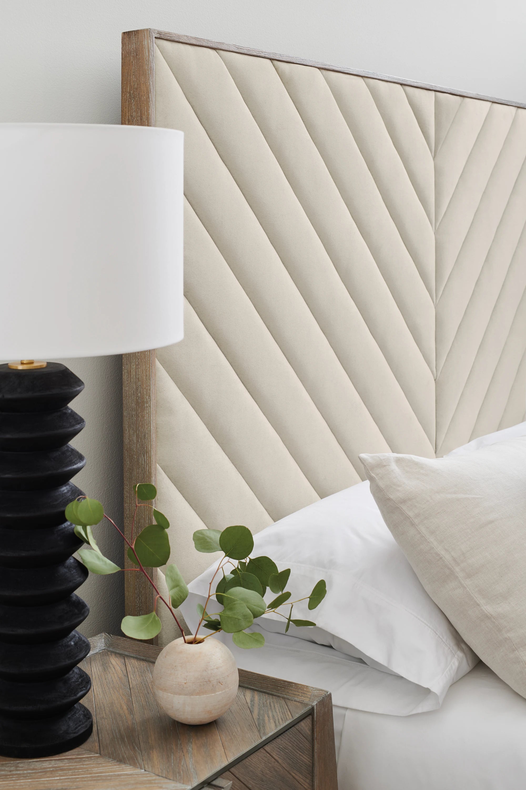 * Meet U In The Middle - Queen - detail 2.0