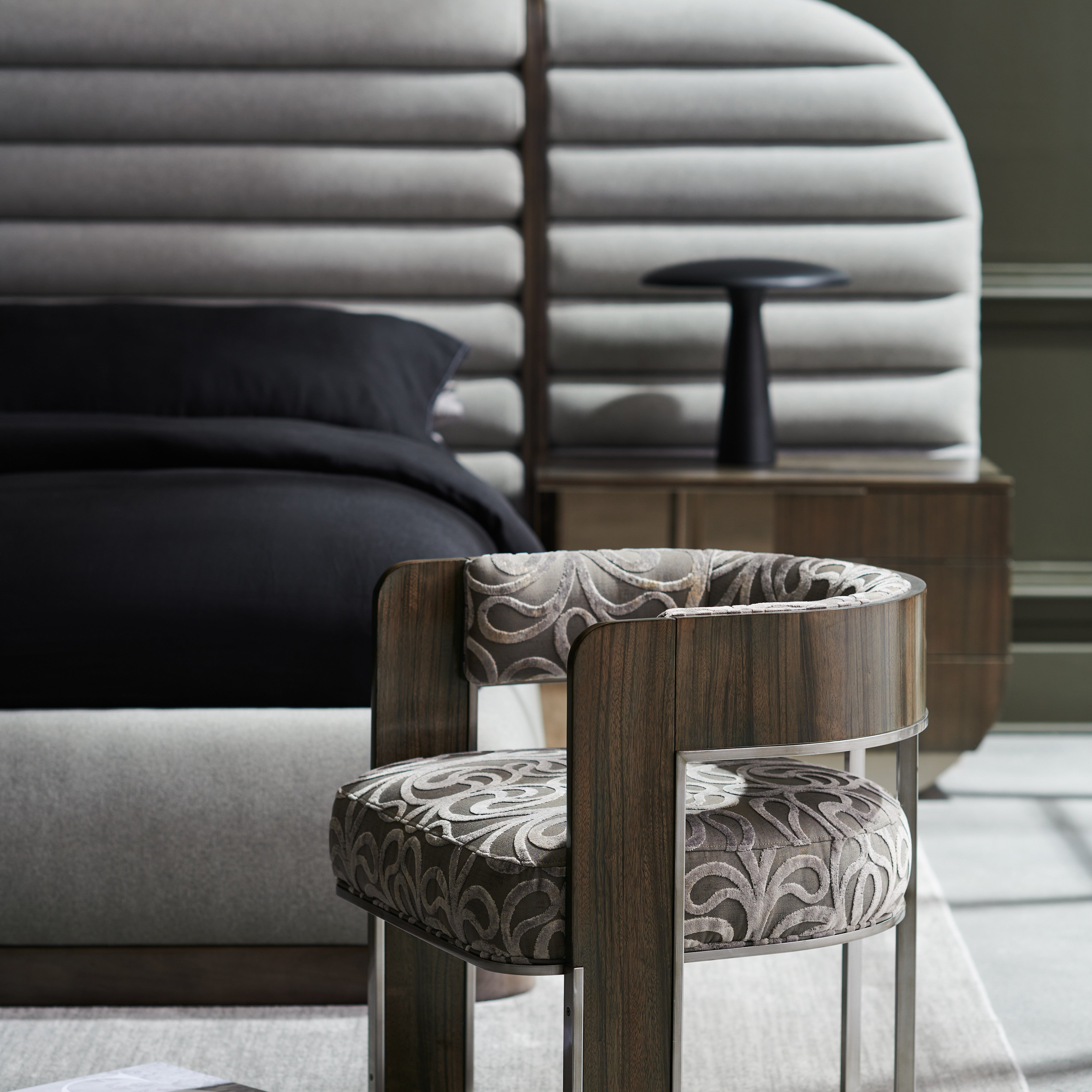 room with Streamliner Chair