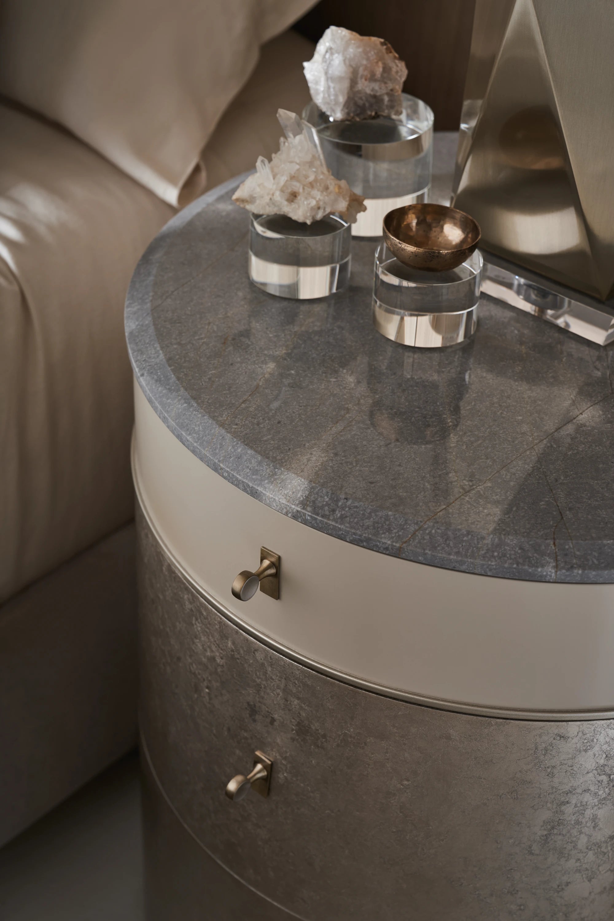 Hang Around - detail 2.0